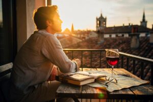 Dlaczego niektórzy podróżnicy wprowadzają rutynę porannego dna wina, a doświadczeni chemiści zdradzają